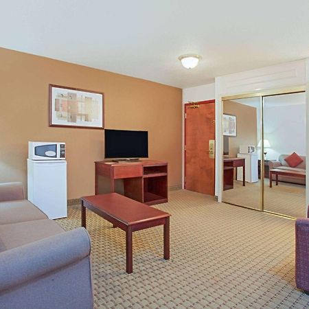 Ramada By Wyndham Red Deer Hotel & Suites Esterno foto