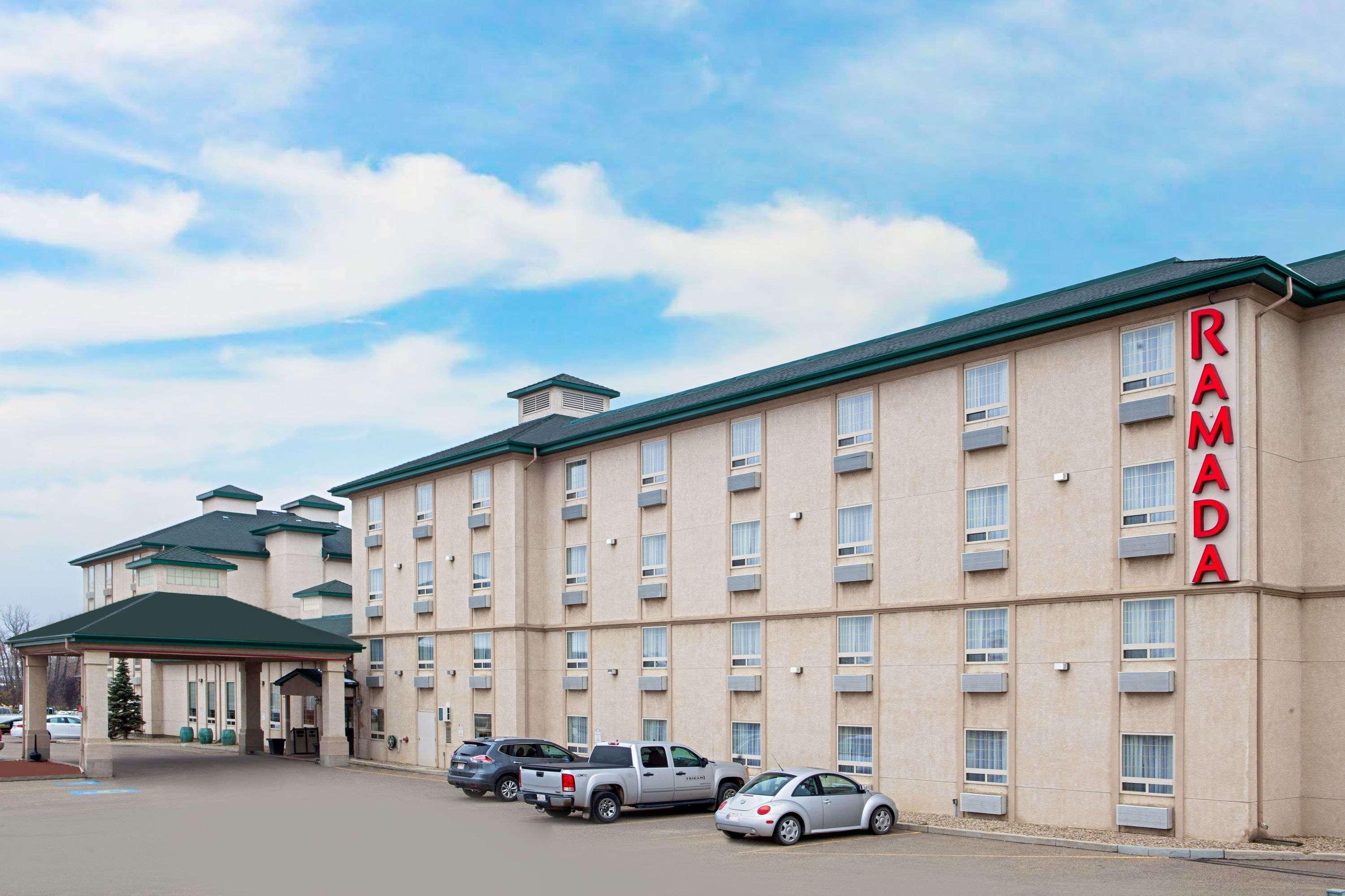 Ramada By Wyndham Red Deer Hotel & Suites Esterno foto