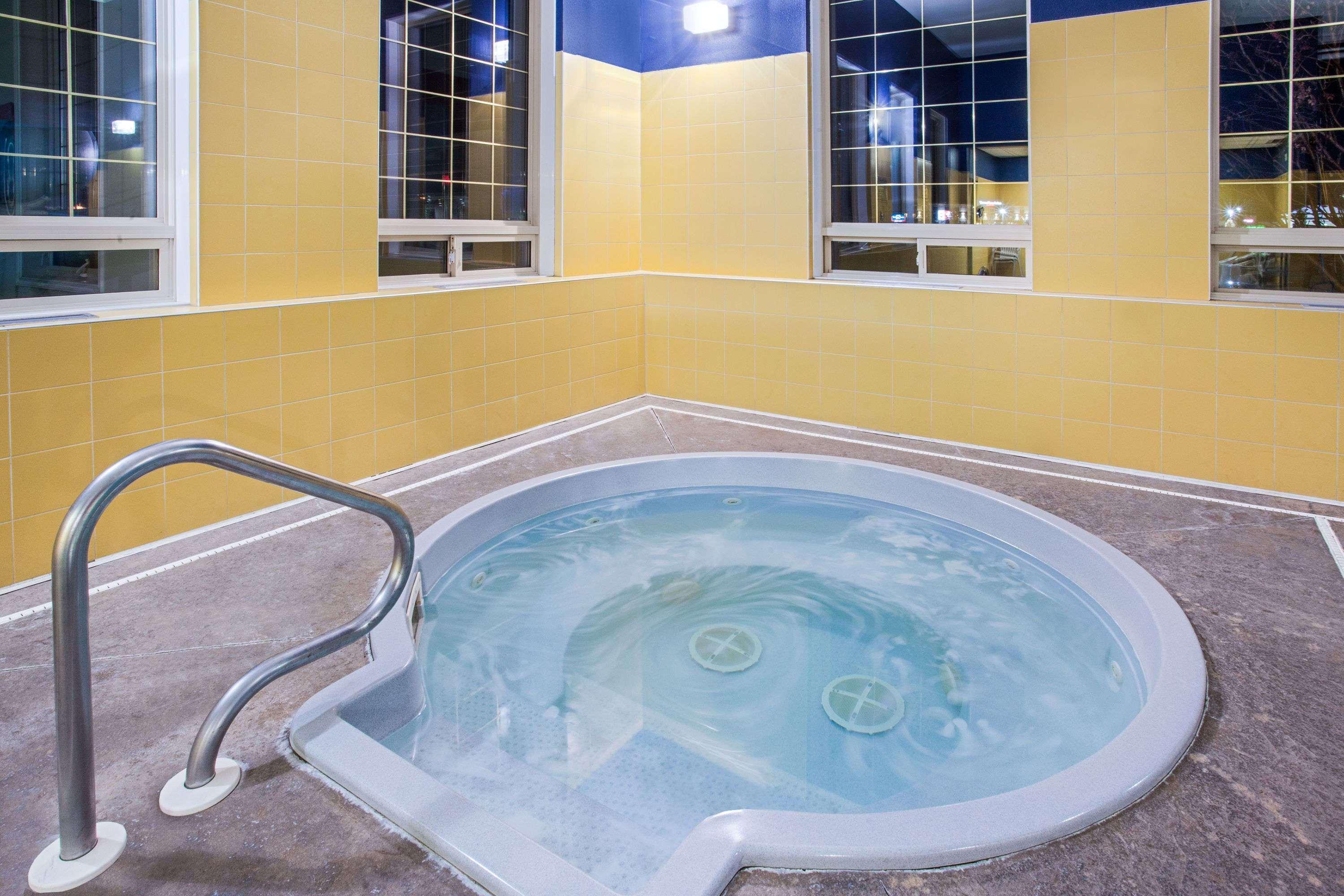 Ramada By Wyndham Red Deer Hotel & Suites Esterno foto