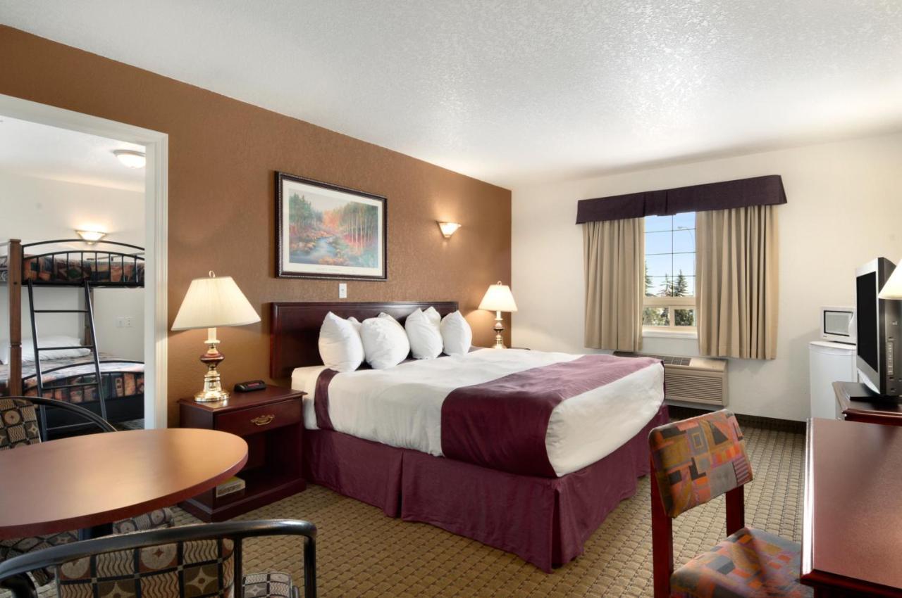 Ramada By Wyndham Red Deer Hotel & Suites Esterno foto