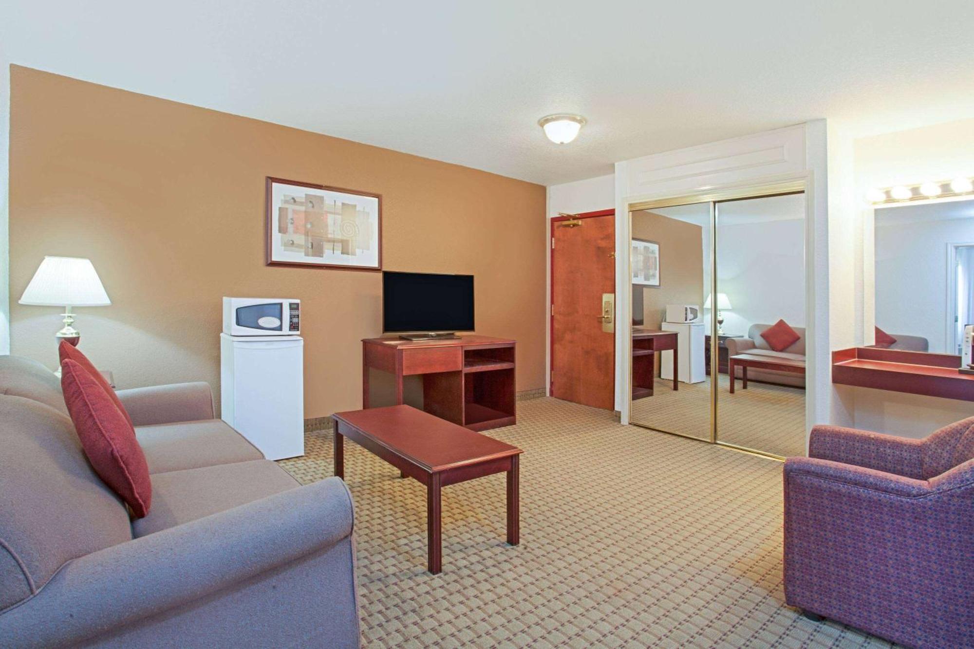 Ramada By Wyndham Red Deer Hotel & Suites Esterno foto