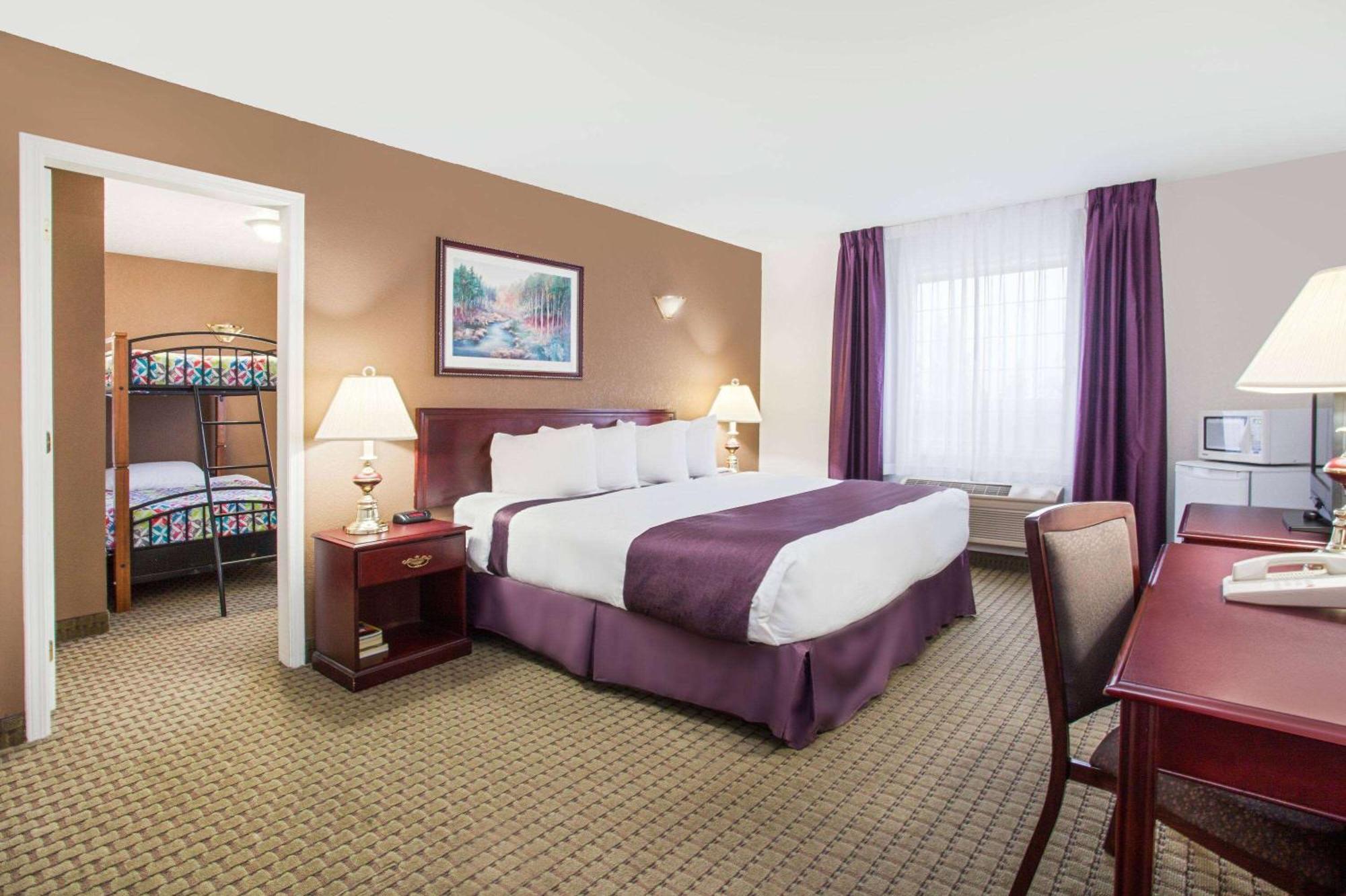 Ramada By Wyndham Red Deer Hotel & Suites Esterno foto