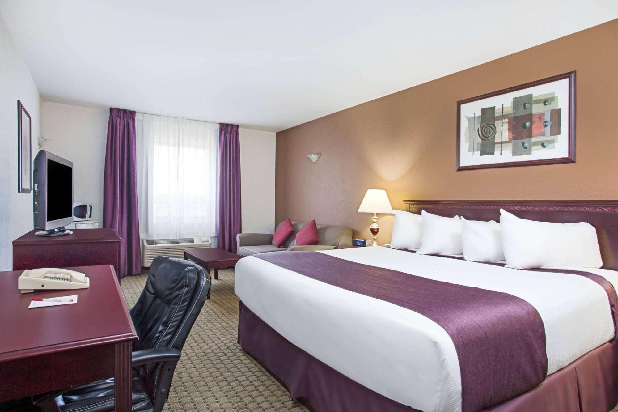 Ramada By Wyndham Red Deer Hotel & Suites Esterno foto