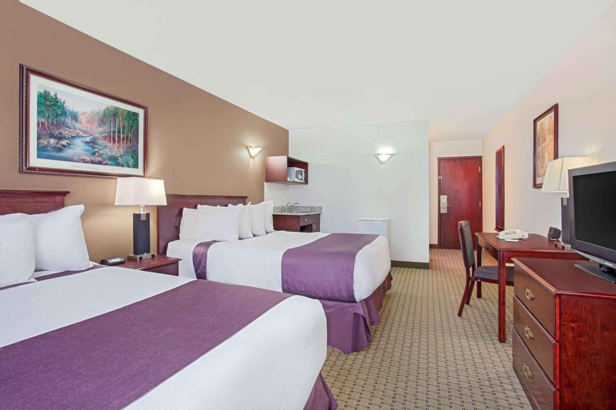 Ramada By Wyndham Red Deer Hotel & Suites Esterno foto