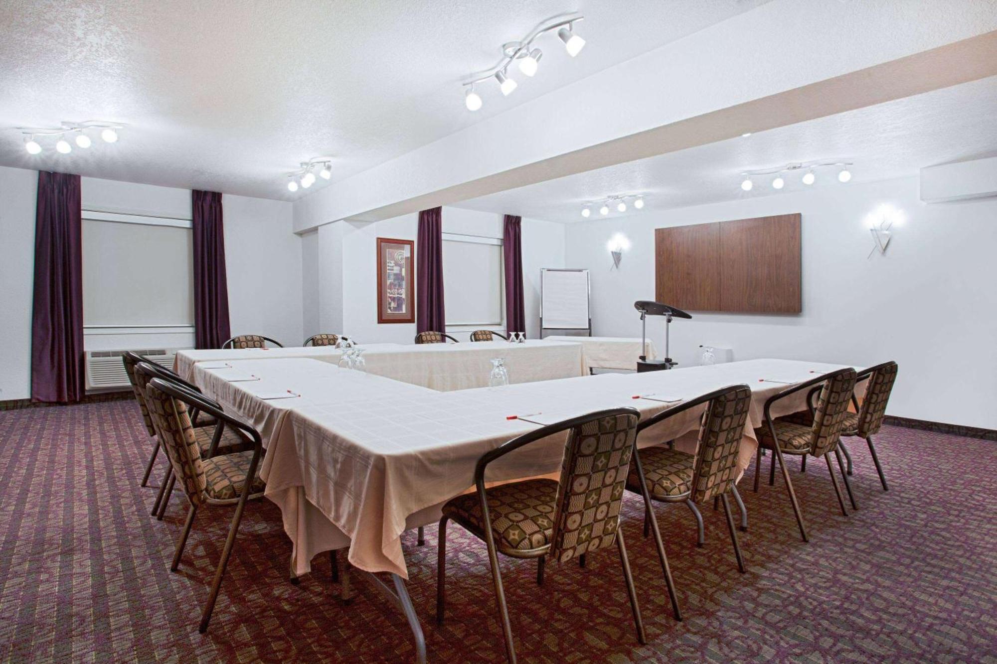 Ramada By Wyndham Red Deer Hotel & Suites Esterno foto