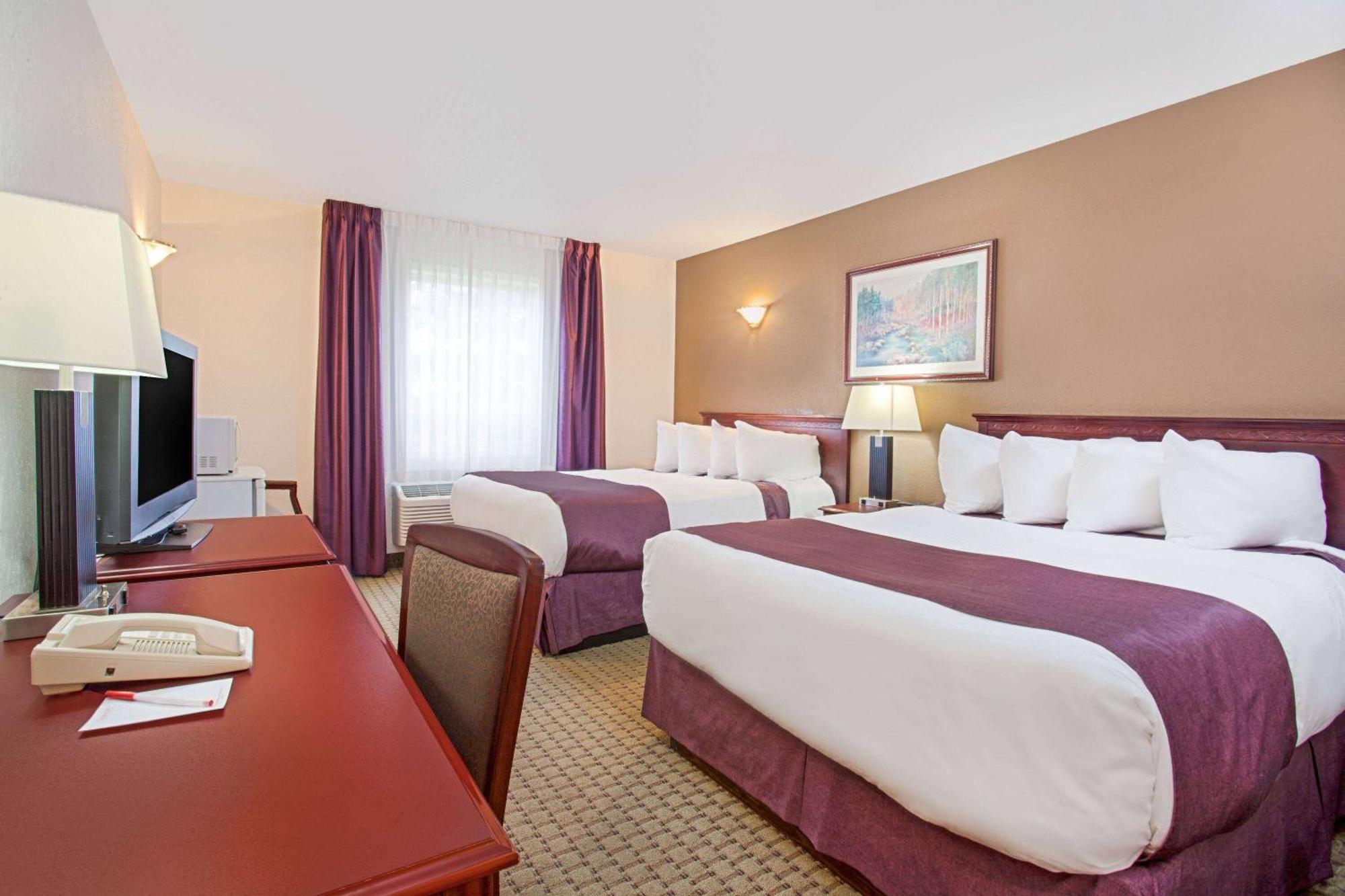 Ramada By Wyndham Red Deer Hotel & Suites Esterno foto
