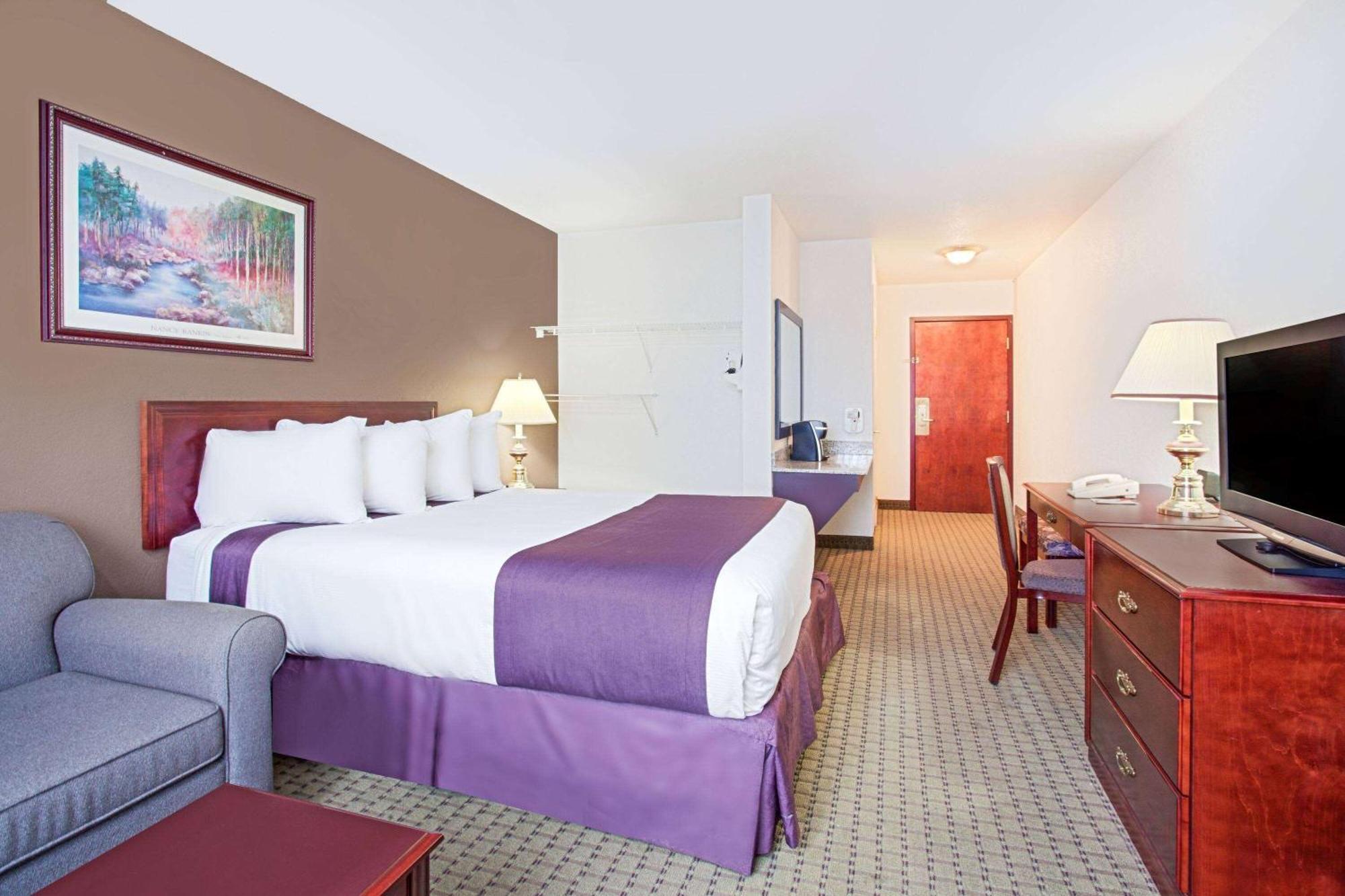 Ramada By Wyndham Red Deer Hotel & Suites Esterno foto