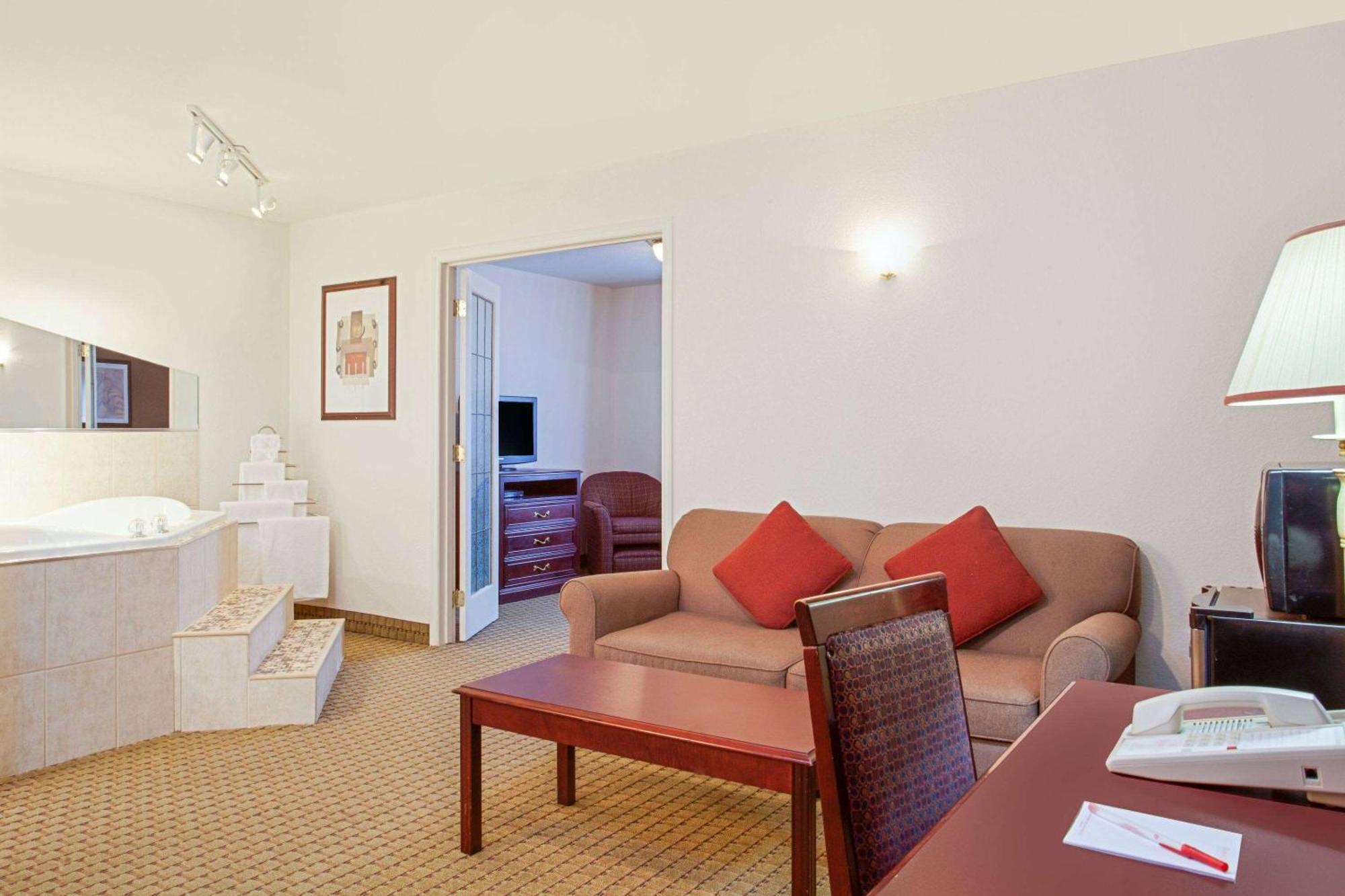 Ramada By Wyndham Red Deer Hotel & Suites Esterno foto