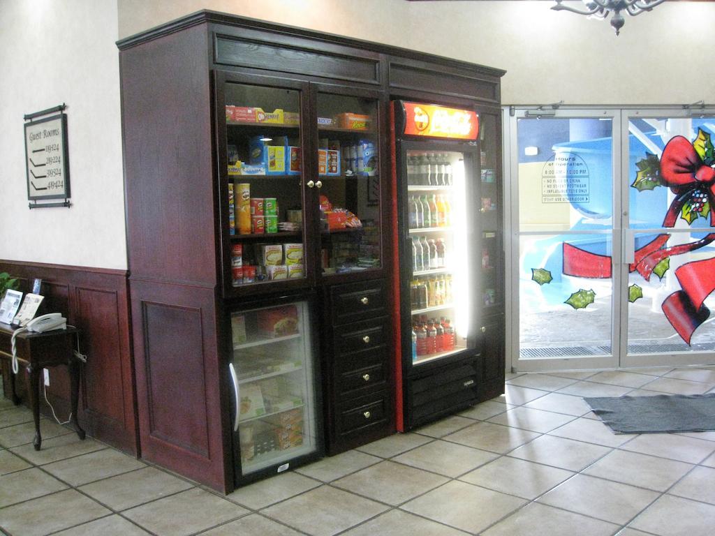 Ramada By Wyndham Red Deer Hotel & Suites Esterno foto