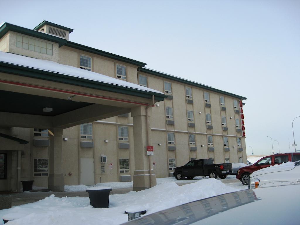 Ramada By Wyndham Red Deer Hotel & Suites Esterno foto