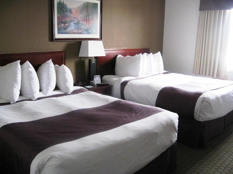 Ramada By Wyndham Red Deer Hotel & Suites Esterno foto