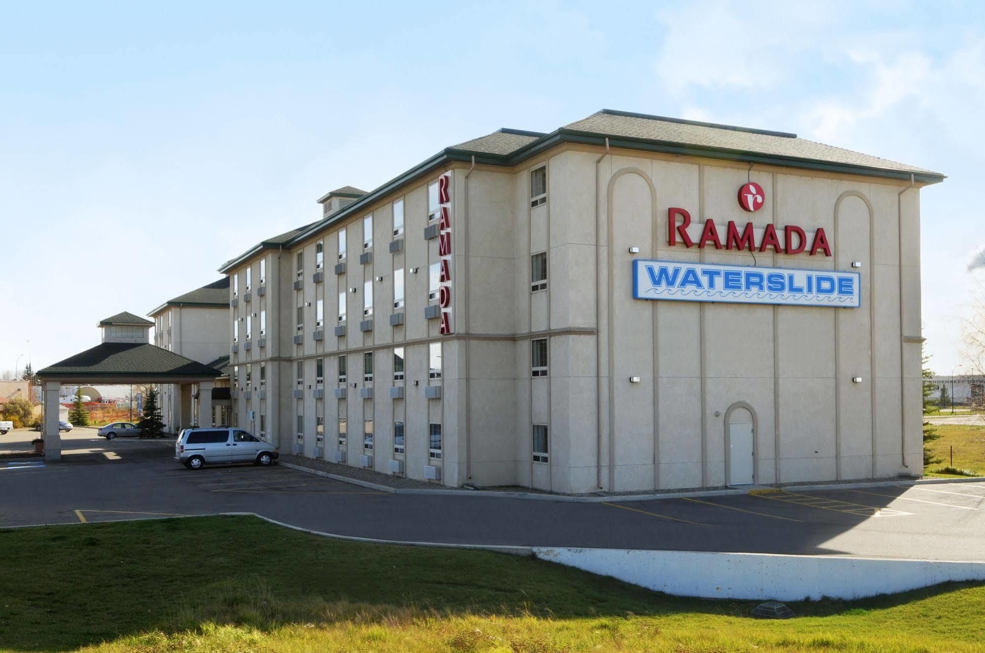 Ramada By Wyndham Red Deer Hotel & Suites Esterno foto