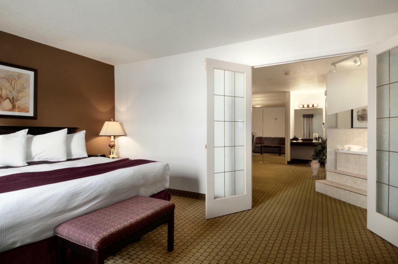 Ramada By Wyndham Red Deer Hotel & Suites Esterno foto