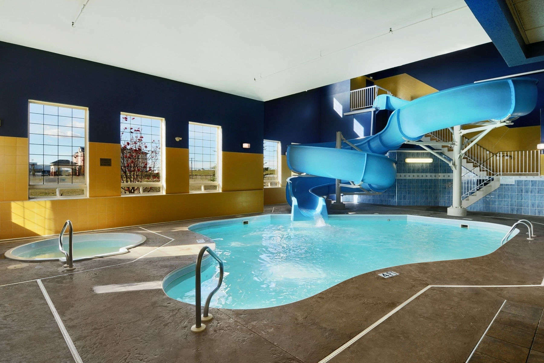 Ramada By Wyndham Red Deer Hotel & Suites Esterno foto