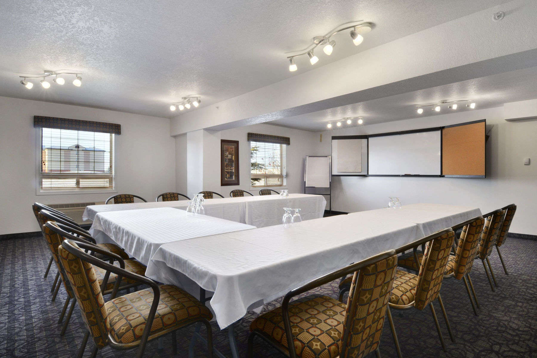 Ramada By Wyndham Red Deer Hotel & Suites Esterno foto