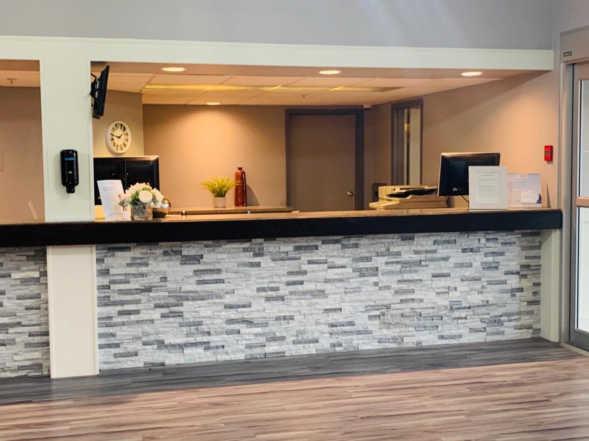 Ramada By Wyndham Red Deer Hotel & Suites Esterno foto