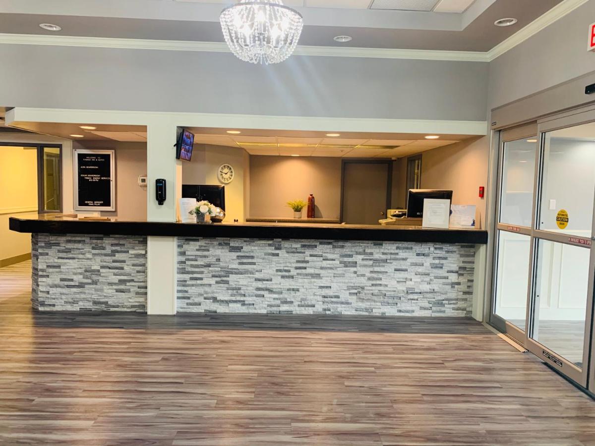 Ramada By Wyndham Red Deer Hotel & Suites Esterno foto