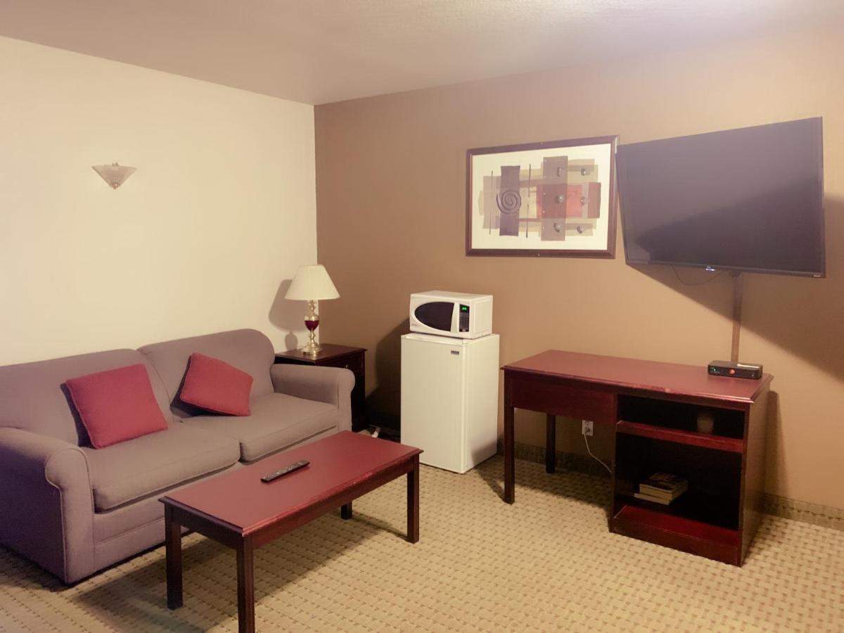 Ramada By Wyndham Red Deer Hotel & Suites Esterno foto