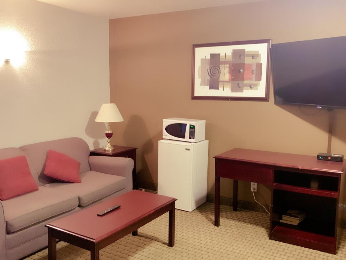 Ramada By Wyndham Red Deer Hotel & Suites Esterno foto