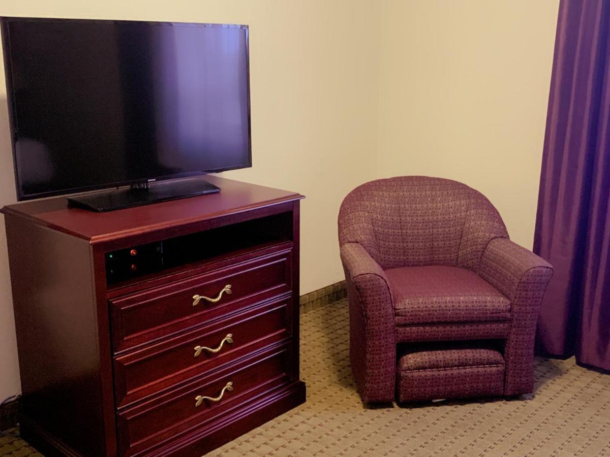Ramada By Wyndham Red Deer Hotel & Suites Esterno foto